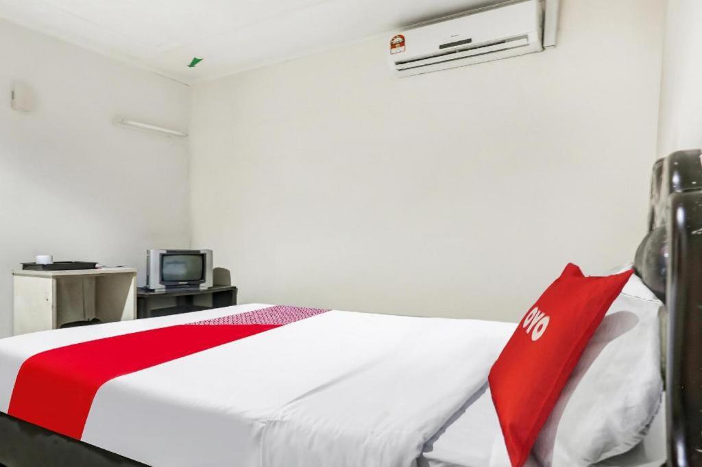 Oyo 90376 Centre Point Hotel Limbang Exterior foto