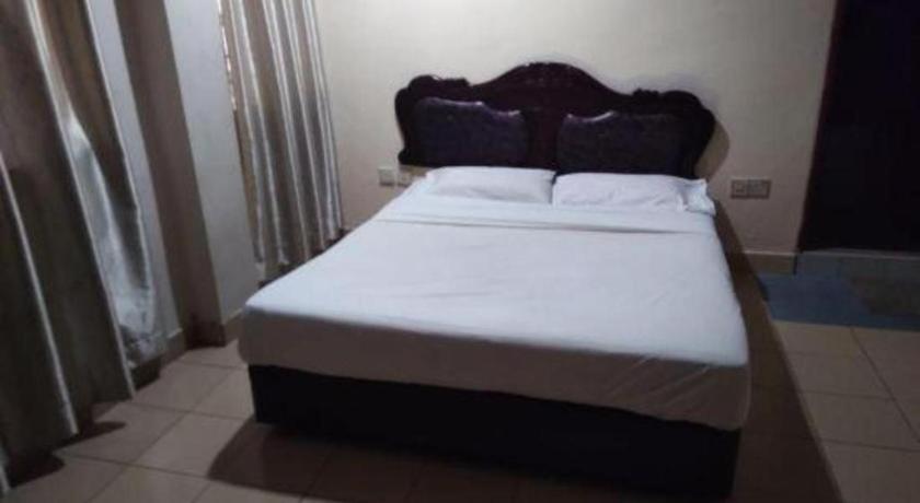 Oyo 90376 Centre Point Hotel Limbang Exterior foto