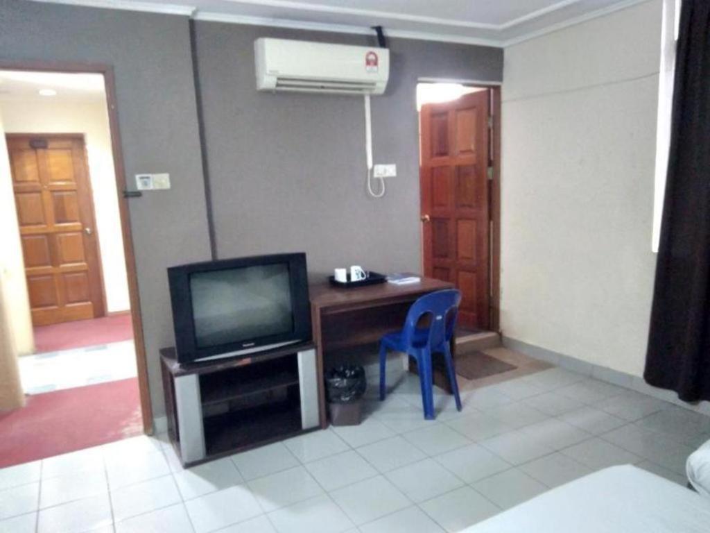 Oyo 90376 Centre Point Hotel Limbang Exterior foto