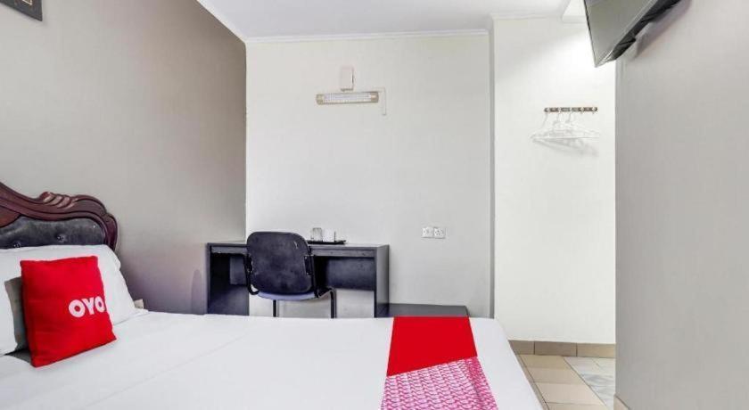 Oyo 90376 Centre Point Hotel Limbang Exterior foto