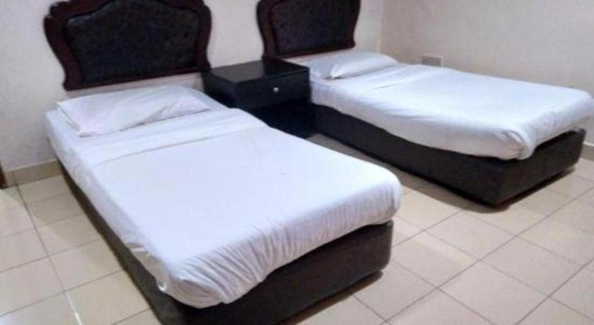 Oyo 90376 Centre Point Hotel Limbang Exterior foto